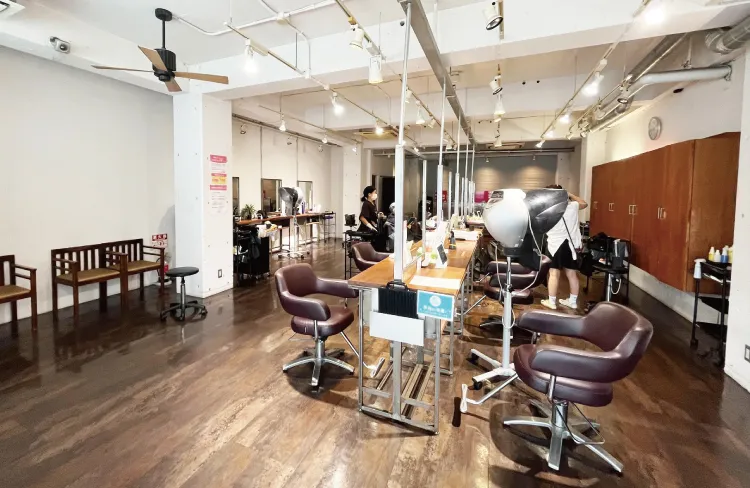 美容室SALONS 広島府中店