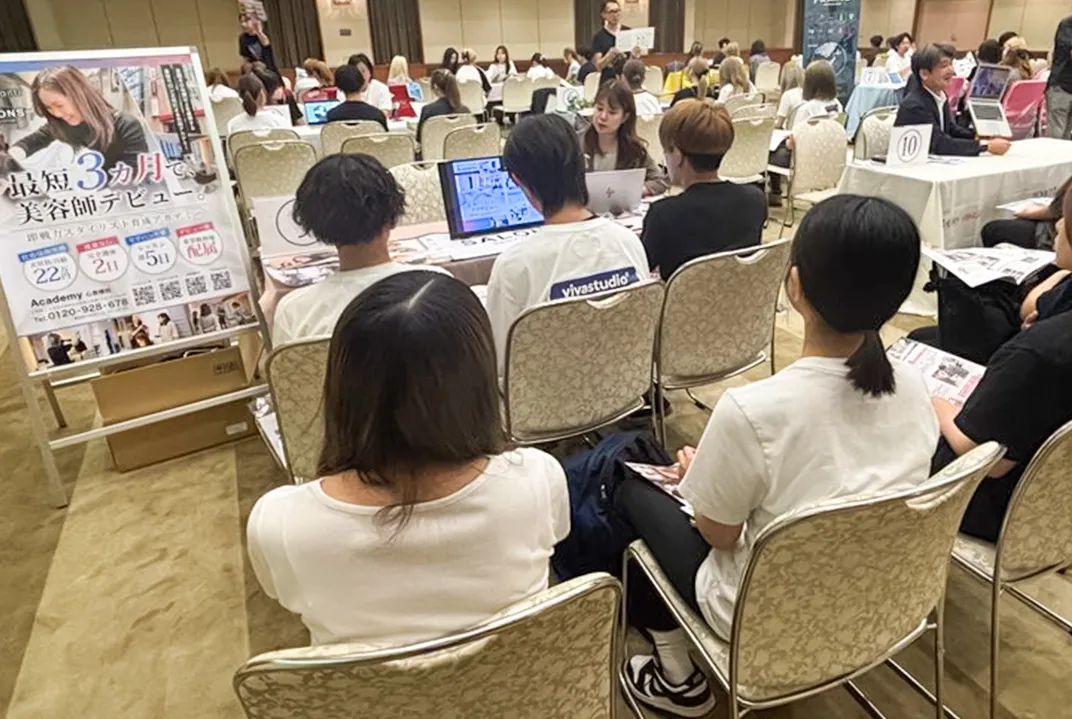 専門学校でのガイダンスイメージ