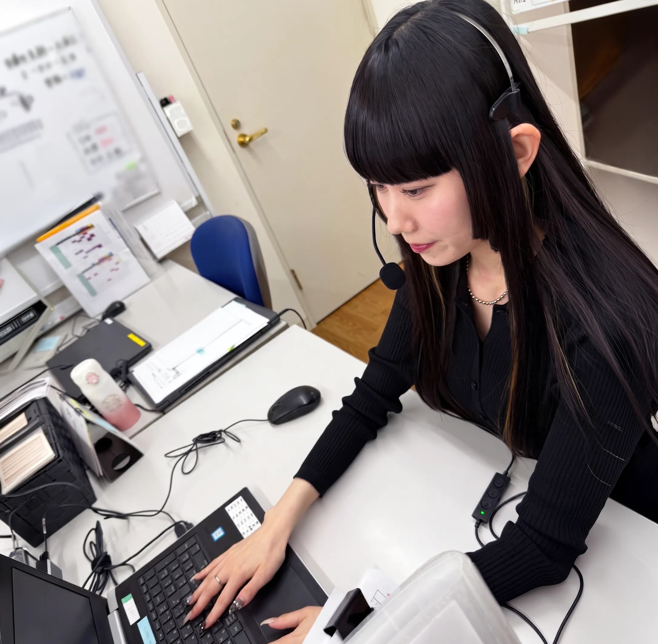 受電対応中の佐野さん