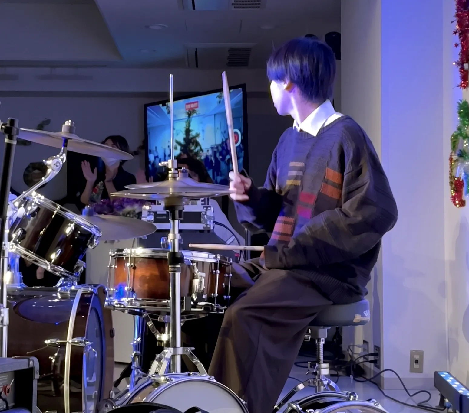 ドラムを叩く壽海さん