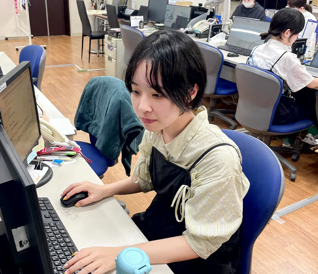 販促物制作担当者の写真